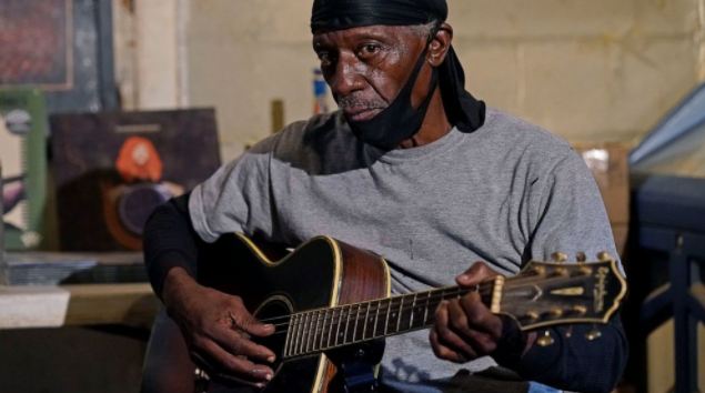 在密西西比州，小镇上的蓝调歌手让古老的音乐保持活力