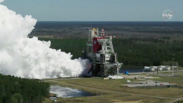 美国宇航局第二次试射月球火箭完成发动机试射