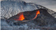 当冰岛火山新的裂缝打开时，徒步旅行者争先恐后
